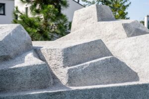 Skála z betonu v kubistickém stylu - detaily tvarů