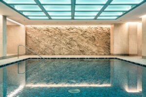 Gunite rock imitation resistant to humidity and chlorinated water