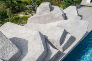 Umělá skála jako betonová skulptura u bazénu - pohled zvrchu