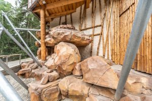 Umělé kameny z betonu ve venkovním výběhu pavilonu Kalahari v Zoo Olomouc