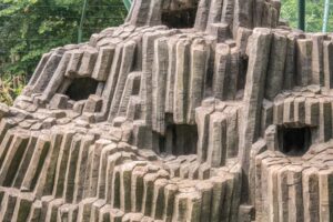 Detail vrcholu umělé skály - čedičové varhany ze stříkaného betonu
