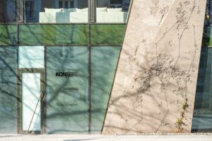 Facade of the multifunctional house Holport 2 with relief from shotcrete